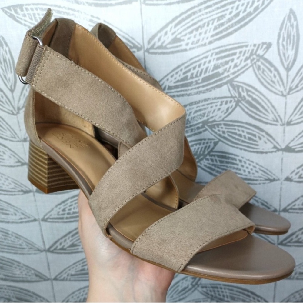 Naturalizer Adele Sandals Low Heel Neutral Tan Strappy Comfort